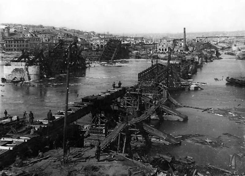Ростов в великую отечественную. Разрушенный ростов на дону 1943. ростов на дону 1943 через дон. ростов на дону в 1945 году.