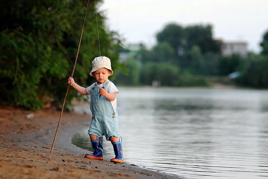 Про рыбалку для детей. Маленький Рыбак. Рыбак для детей. Мальчик с удочкой. Рыбалка летом.