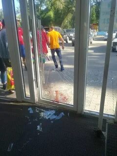 Школьник разбил стекло