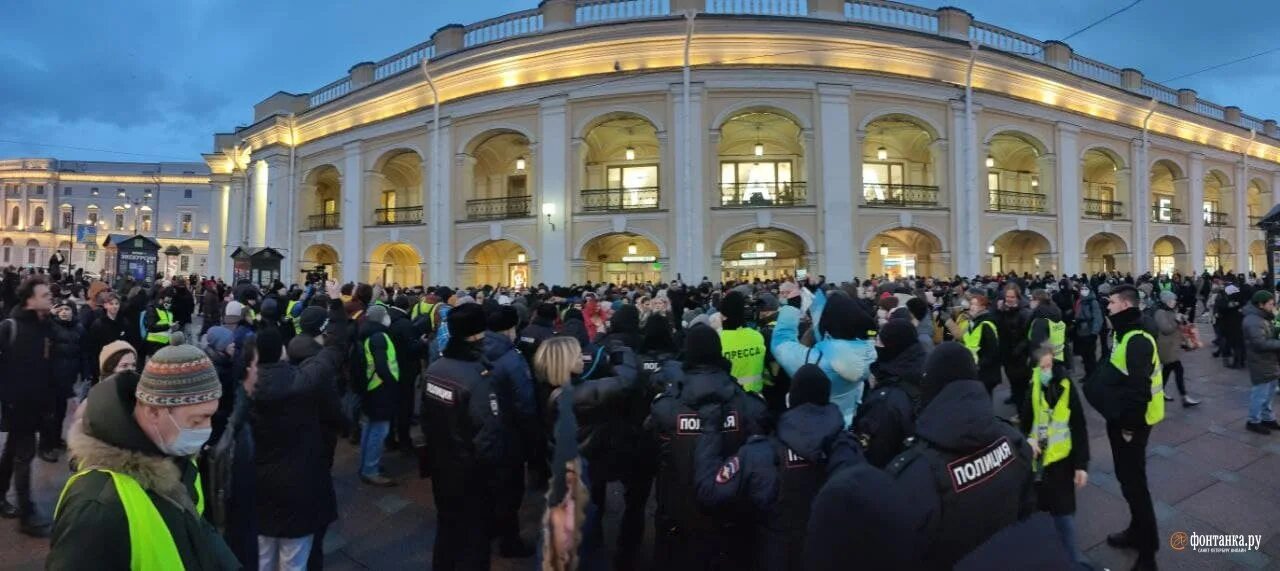 Последние новости в россии спб. Митинги СПБ Гостиный двор Санкт-Петербург. Митинг в Санкт Петербурге. Протесты в Питере. Протесты в Москве.