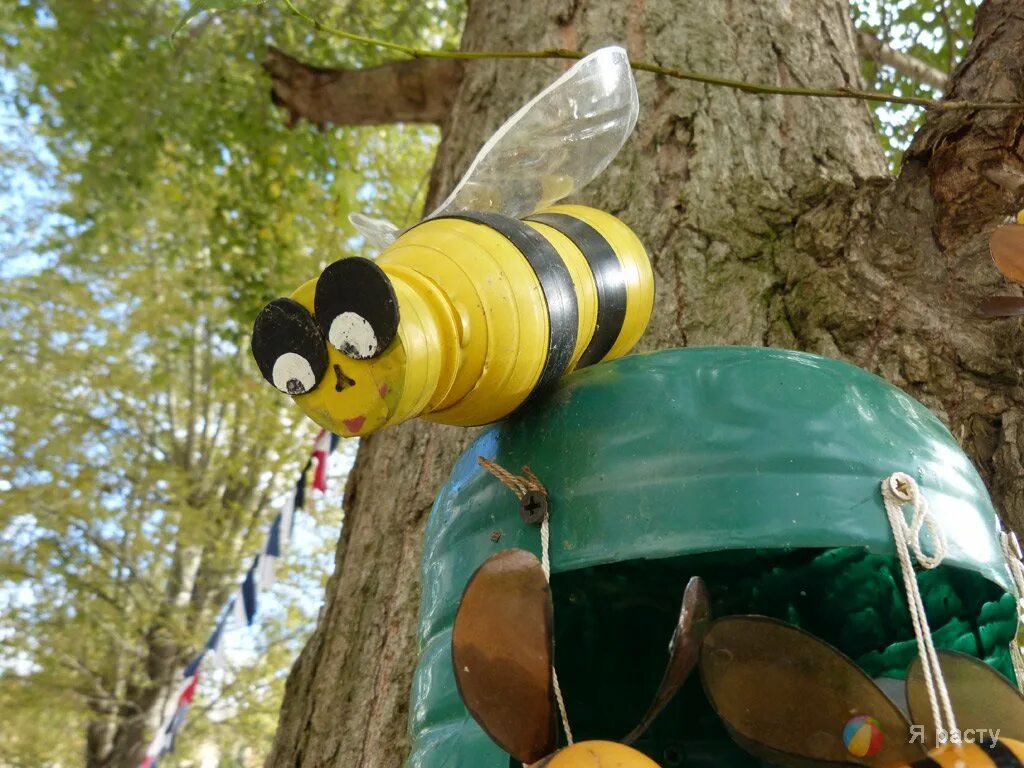 Сделать пчелу своими руками. Пчелка из бутылки. Пчела из пластиковой бутылки. Пчелки из пластиковых бутылок. Пчелы своими руками для сада.