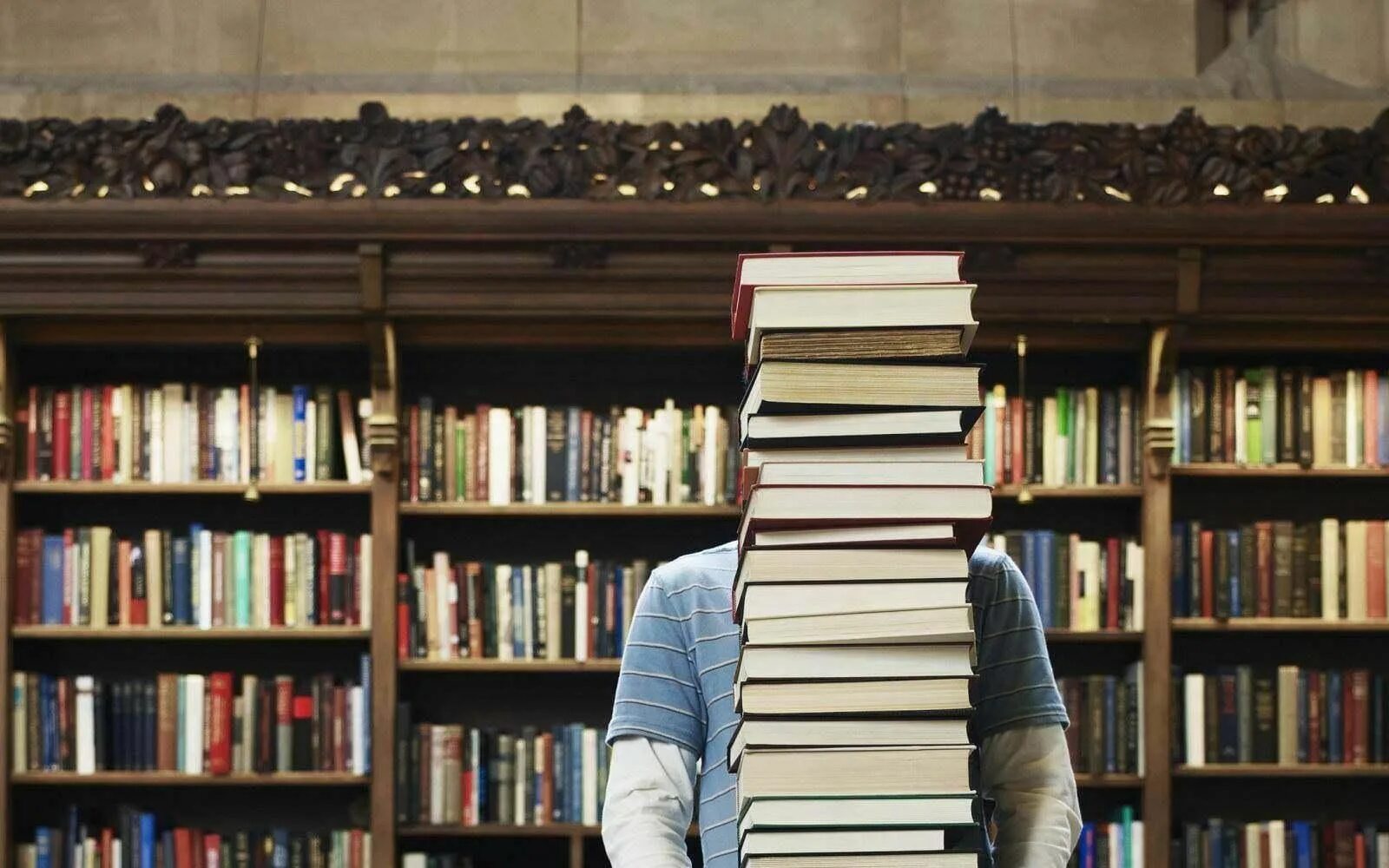 Как читать несколько книг. Много книг. книга библиотека. чтение книг. читатели в библиотеке.