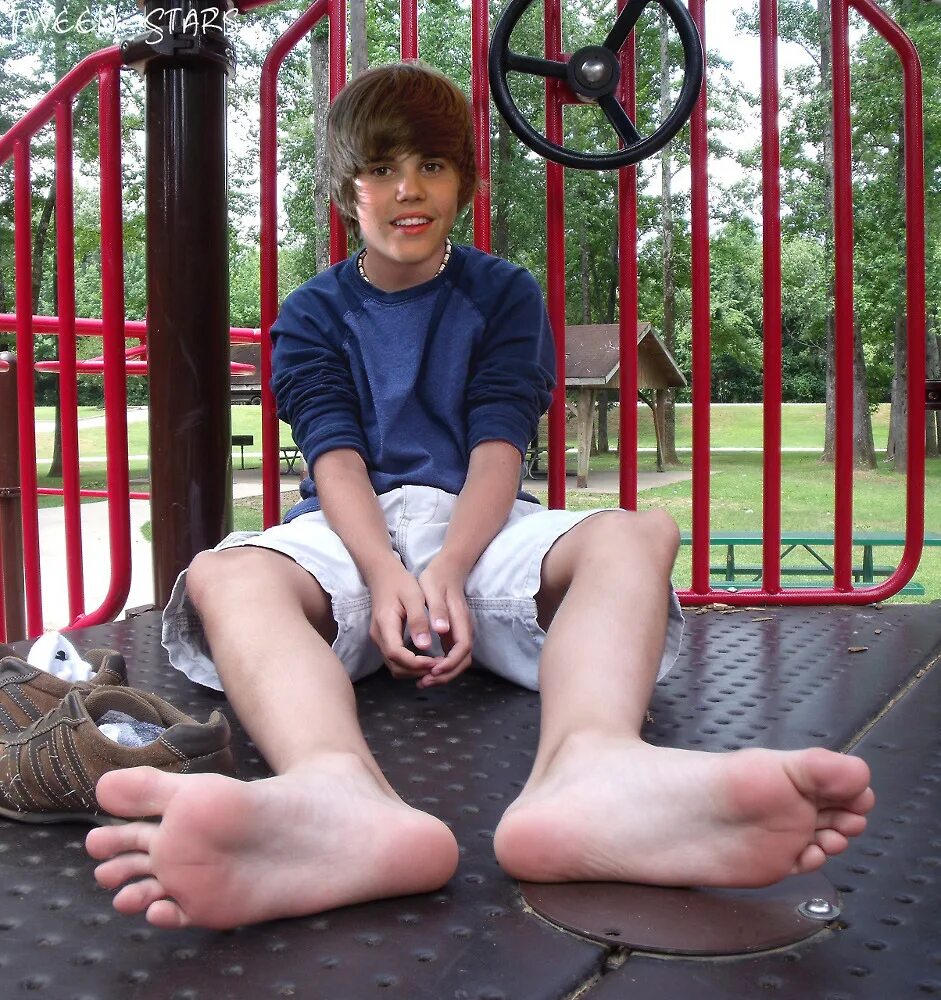 Boy feet stories. Schoolboy feet. Male feet школа. Пятка мальчика. Красивые стопы мальчиков.