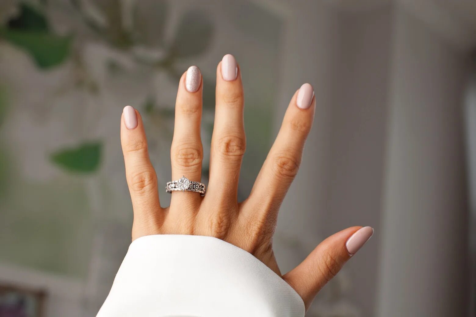 Женская рука с кольцом. На каком пальце носят обручальное кольцо женщины. На каком пальце правильно носить колечко с бриллиантиком.