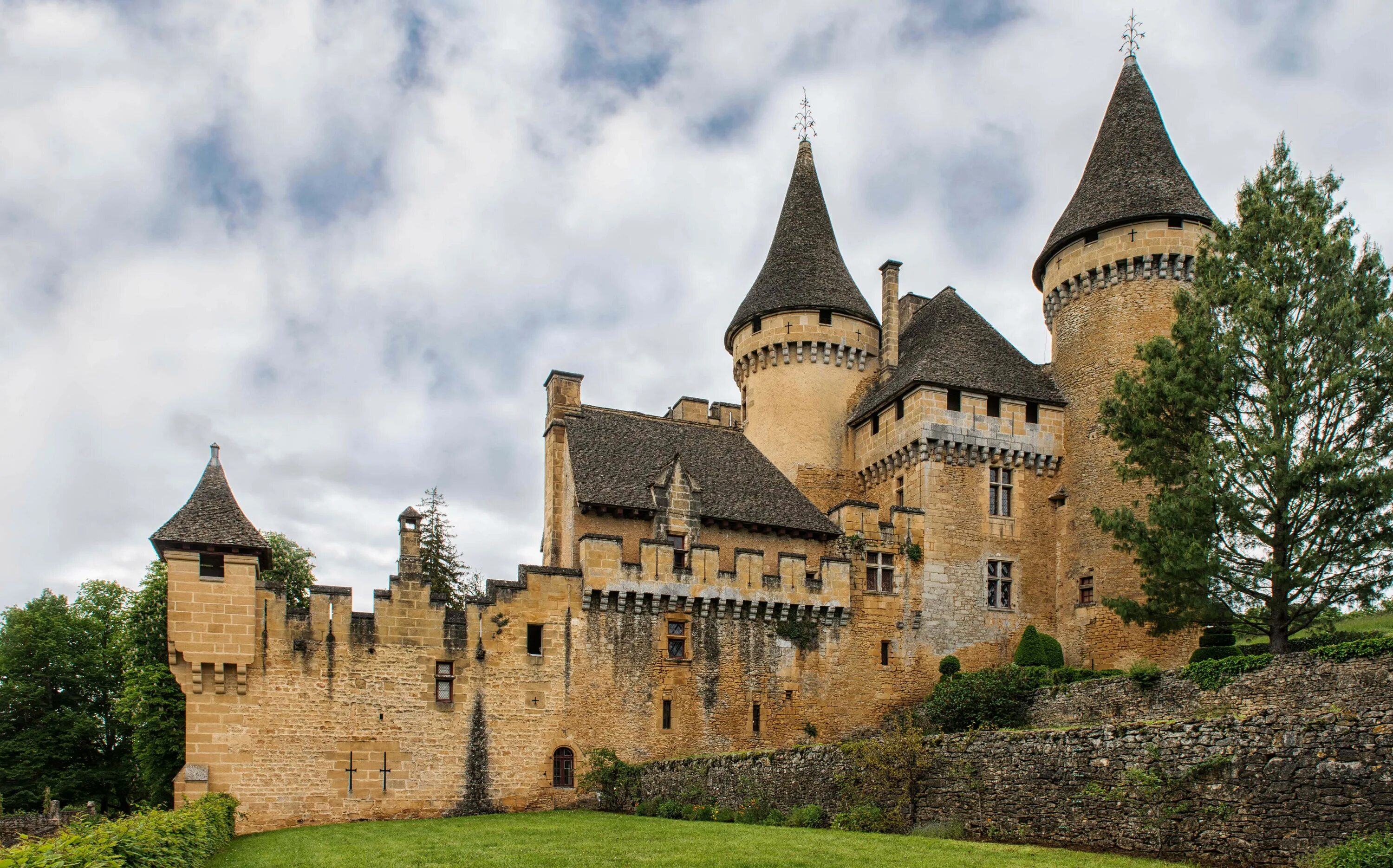 Известный средневековый замок. Замок Мартинваст Франция. Замок феодала Франция. Замок Бретеш Франция. Замок Миландес Франция.