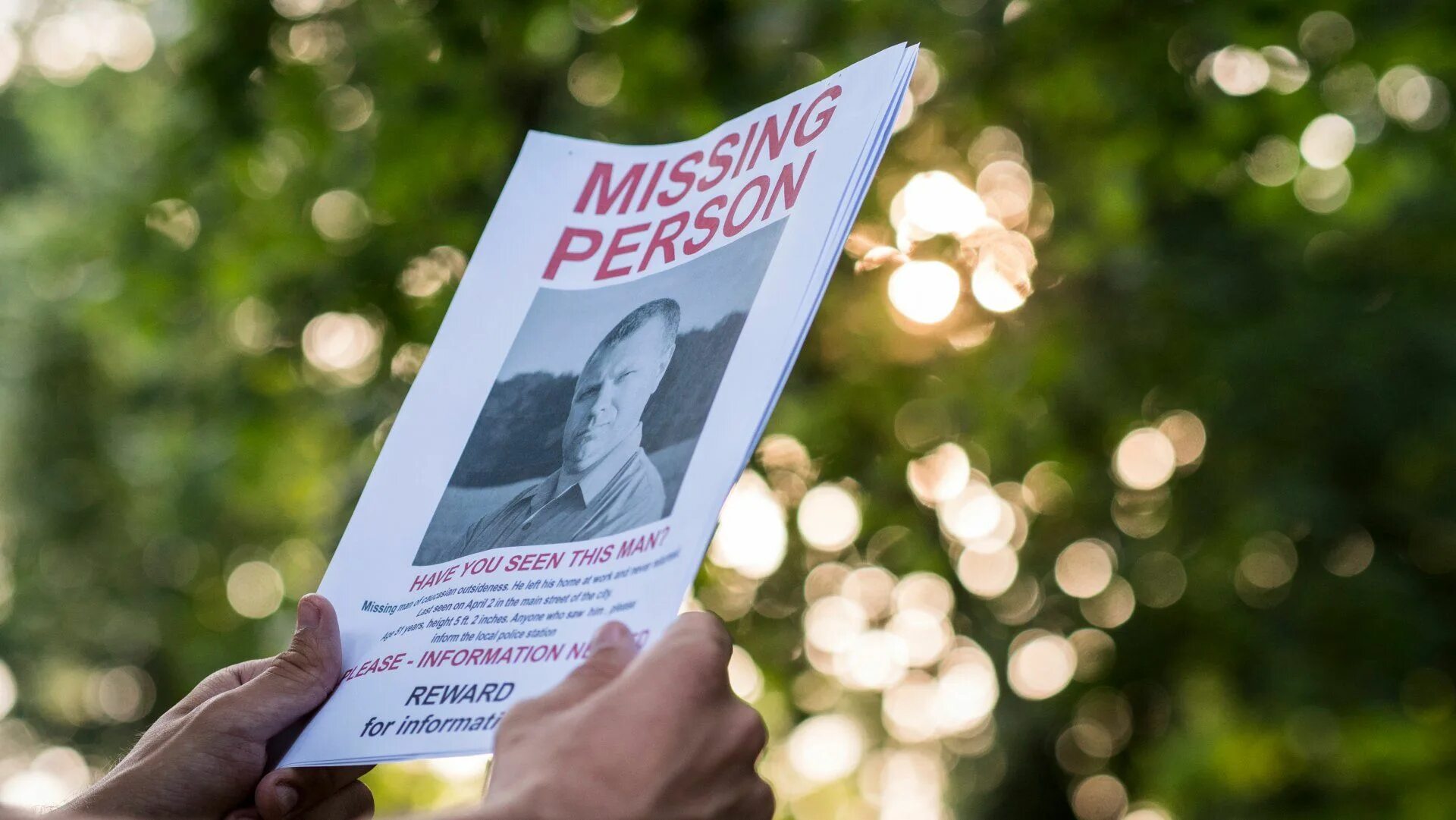 Going missing. Листовка пропал. человек держит листовку. missing person announcement. человек держит флаер.