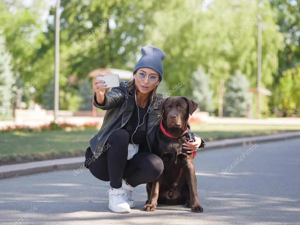 Девушка села на собака. Собака на корточках. девушка с собакой на корточках. человек на корточках с собакой. собака присела.