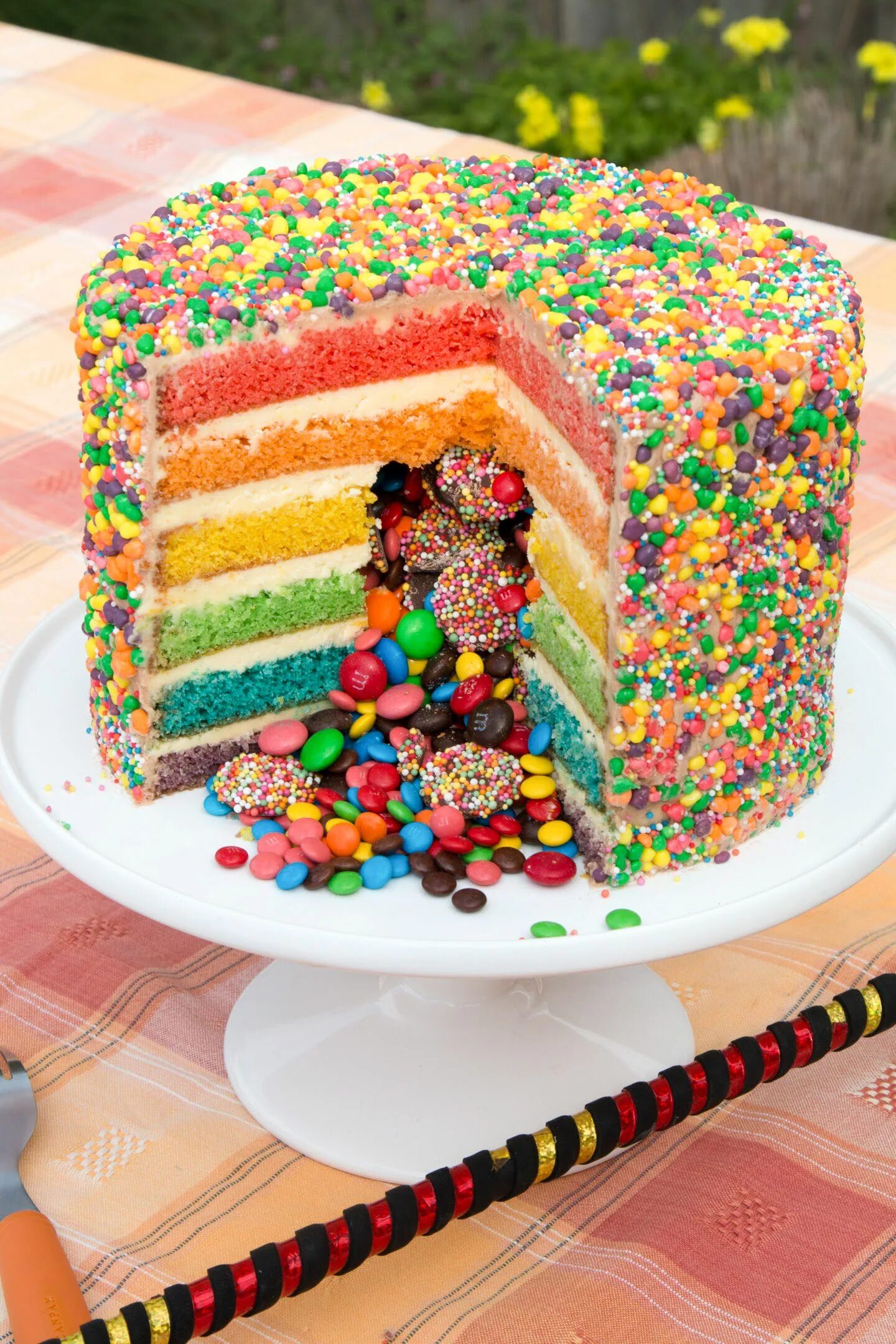 Торты на день рождение фото рецепт. Украшение Радужного торта. Торт разноцветный. Торт Радужный. Украшение торта Радуга.