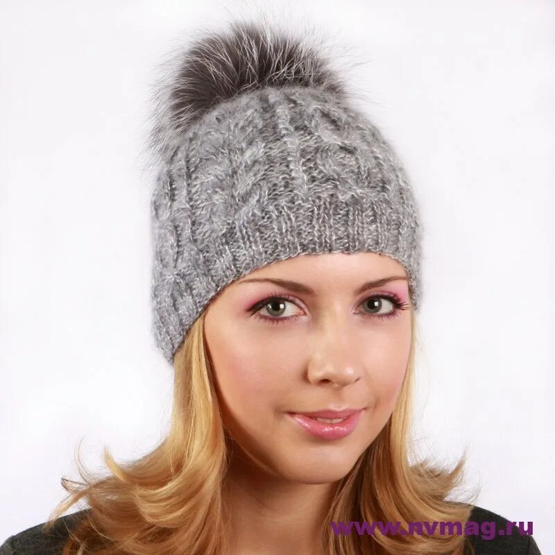 Вязаные шапочки для женщин. Шапки женские зимние. Девушка в зимней шапке. Вязаная шапка женская модная. Шапка вязаная.