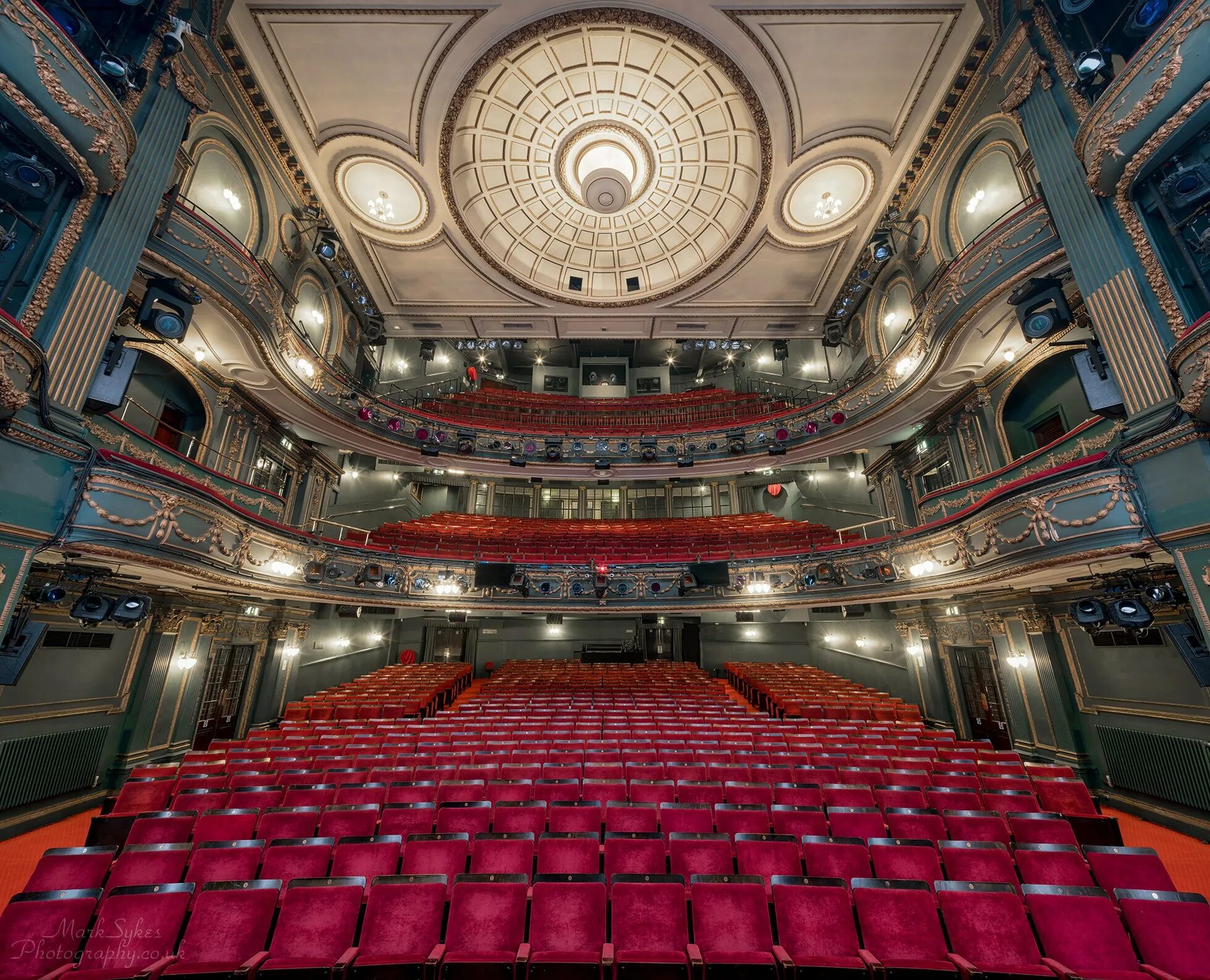 Theatre seats. Театр Олдвич в Лондоне. Театр Новелло в Лондоне. Лондонский театр Troxy. Театр Палас в Лондоне.