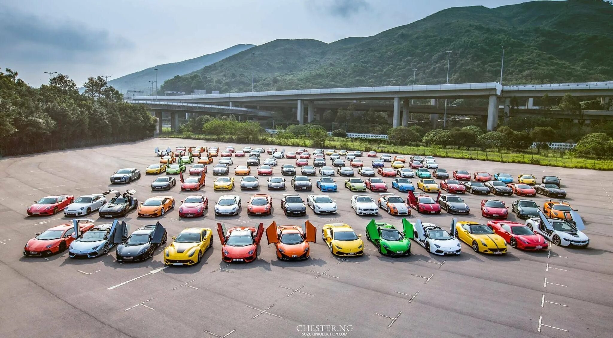 Many cars park there. Стоянка автомобилей. Манин парк. Сходка спорткаров. Разные автомобили.