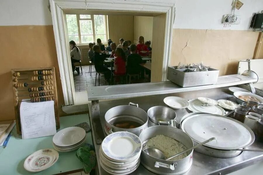 Школьники в столовой убирают посуду. Оборудование для кухни детского сада. Инвентарь для пищеблока. Посуда для школьных столовых. Кухонный инвентарь для детского сада.