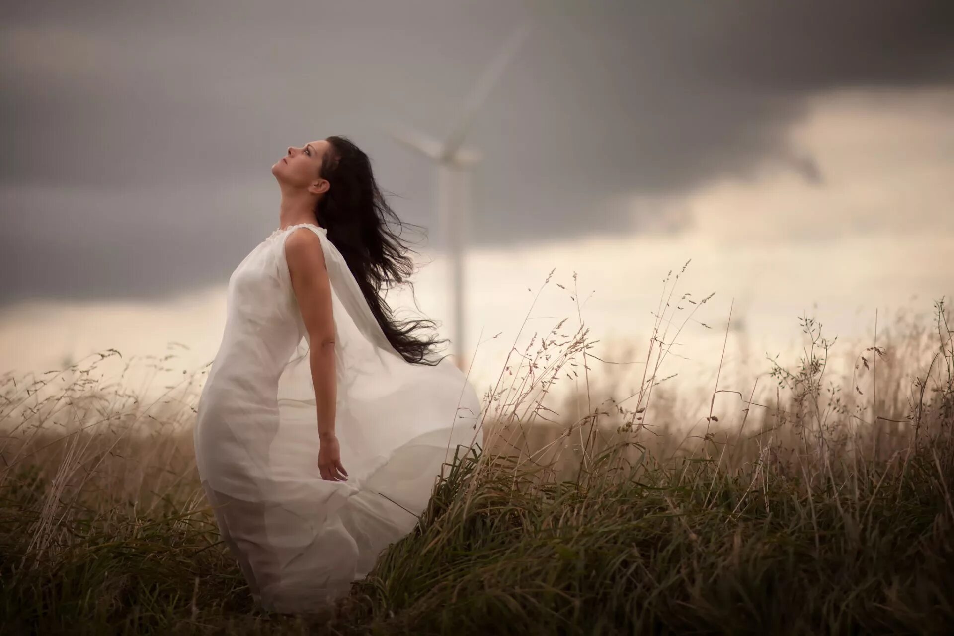 Девушка на ветру. Девушка в поле. Девушка в поле на ветру. Фотосессия с ветром. Душиш
