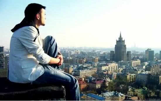 Парень сидит на крыше. Человек на крыше. Сидит на краю крыши. Парень на крыше. Парень сидит на крыше.