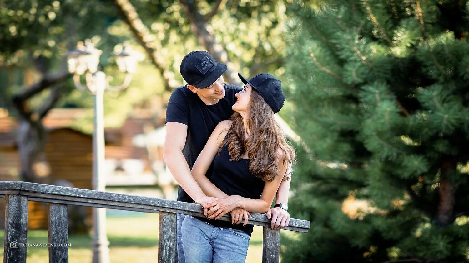 Лав стори фотосессия. Girl's love story. Фотосессия лавстори в городе летом. Girl's love story. Первая любовь дорама поцелуй.