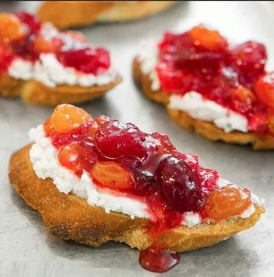 Клюквенный соус к мясу. Фрикадельки с клюквенным соусом. День клюквенной закуски 22 ноября. День клюквенной закуски 22 ноября. День клюквенной закуски.