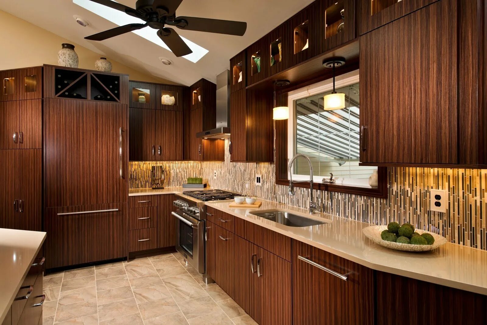 Кухня в коричневых тонах. Коричневая кухня в интерьере. Кухня в коричневом цвете. Кухонный гарнитур коричневый.