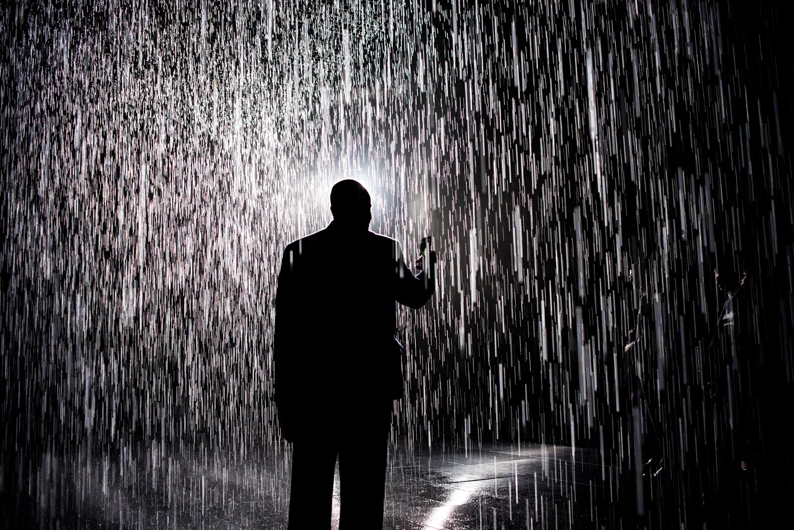 Сон стать дождем. Человек под дождем. Парень под дождем. Дождь одиночество. Человек дождя.