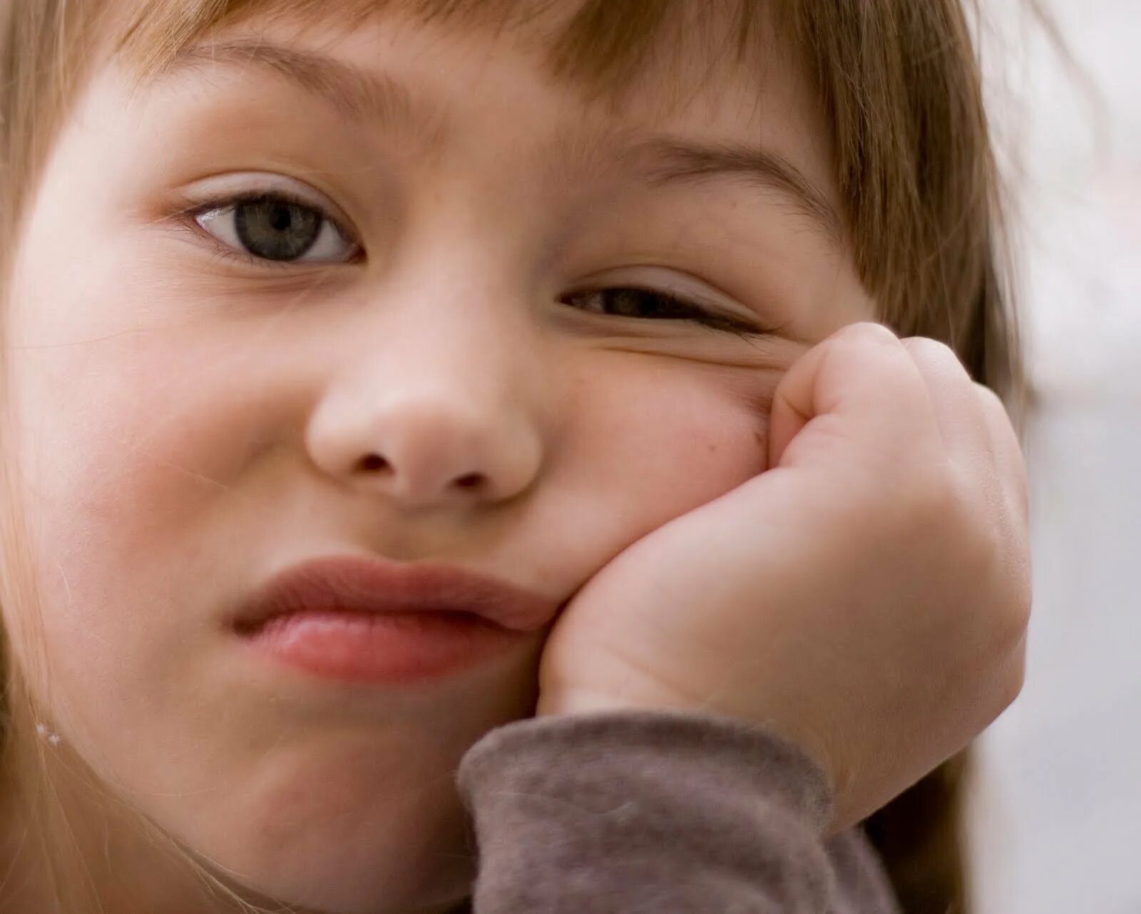 Скучный человек. Равнодушие эмоция. Равнодушное лицо. Безразличный человек. Скучающий подросток.