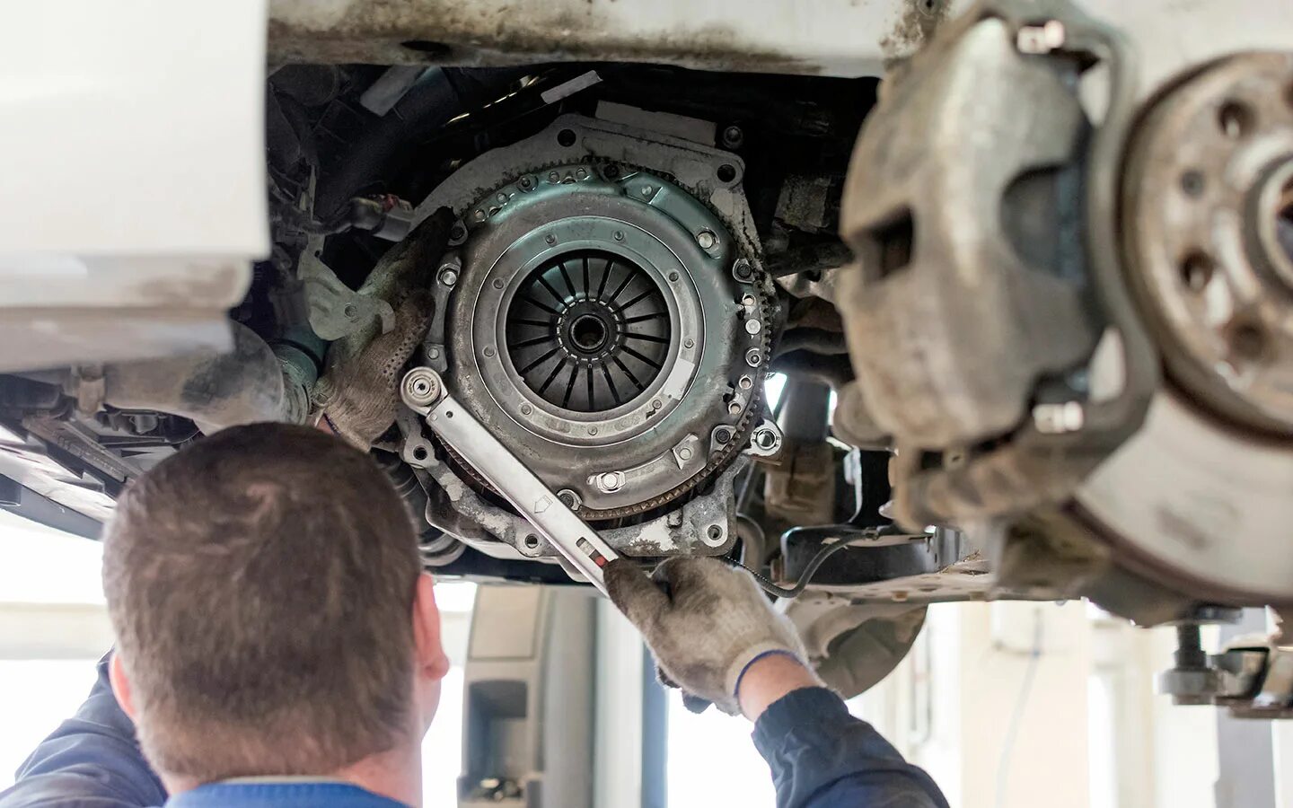 Сцепление в сборе на автомобиле. Сцепление и коробка передач. Техническое обслуживание трансмиссии автомобиля. Поменять сцепление на автомобиль. Поменять сцепление на автомобиль.
