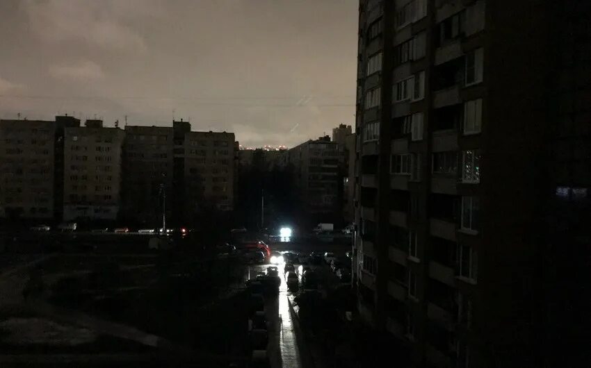 В кирове нет света сейчас. Откшлючили светв городе. город без света. город без электричества. нет освещения в городе.