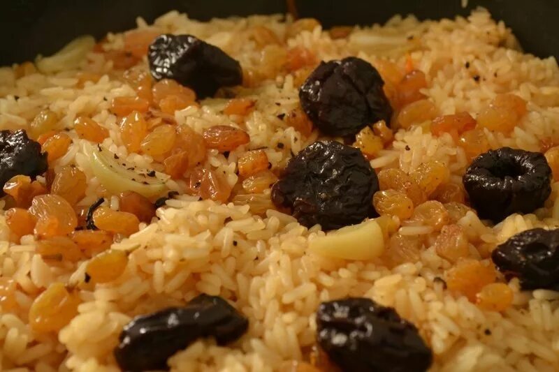 Как приготовить плов с изюмом. Рис с изюмом и курагой и черносливом. плов с черносливом. плов с изюмом. сладкий плов с изюмом.
