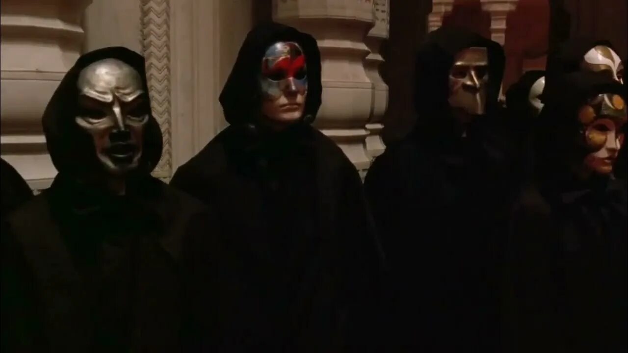 Беглый глаз на гостя. Eyes wide shut 1999 люди в масках. Кастиэль сверхъестественное глаза. Беглый глаз на гостя. Беглый глаз на гостя.