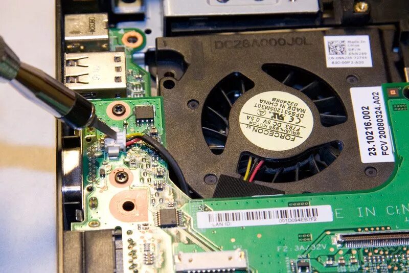 Ноутбук включается работает вентилятор. Dell 1525 процессор. разъём кулера ноутбука samsung. dell inspiron 1525 материнская плата. кулер на материнской плате ноутбука.