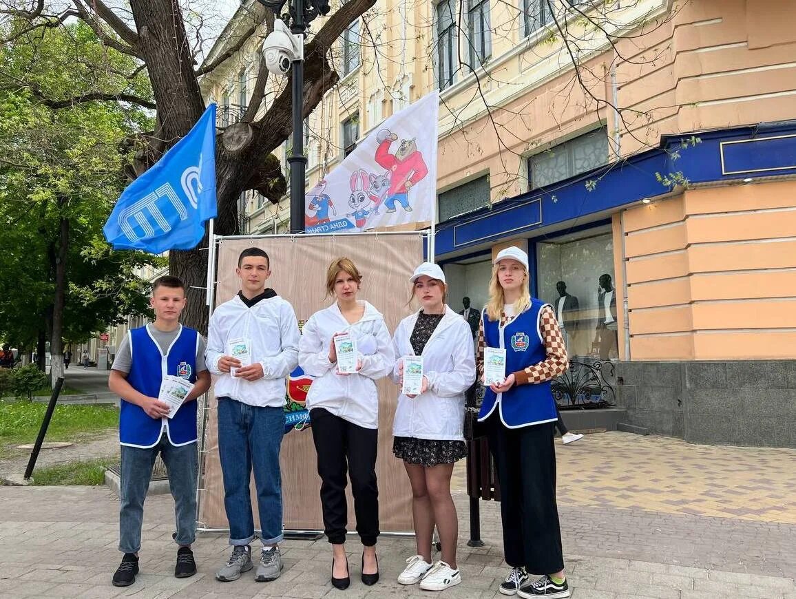 Слет волонтеров. Мгед раздает ленточ фото. В украине срывают георгиевские ленты 2015 год. Волонтер симферополь ольга. Школа волонтеров наследия.