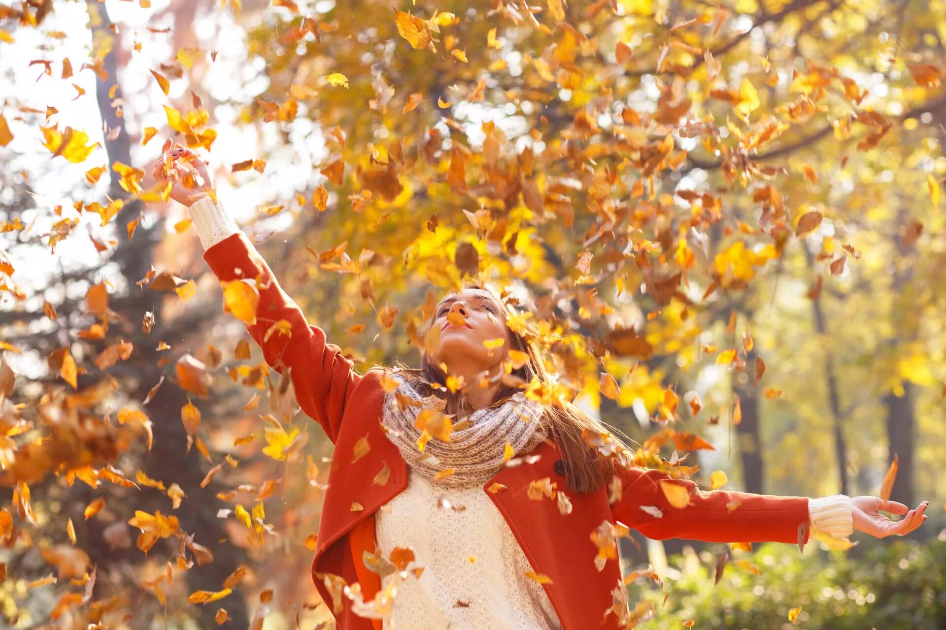 Жизнь людей осень. Осенняя радость. Радостная осень. Осень люди. Осень и женщина и радость.