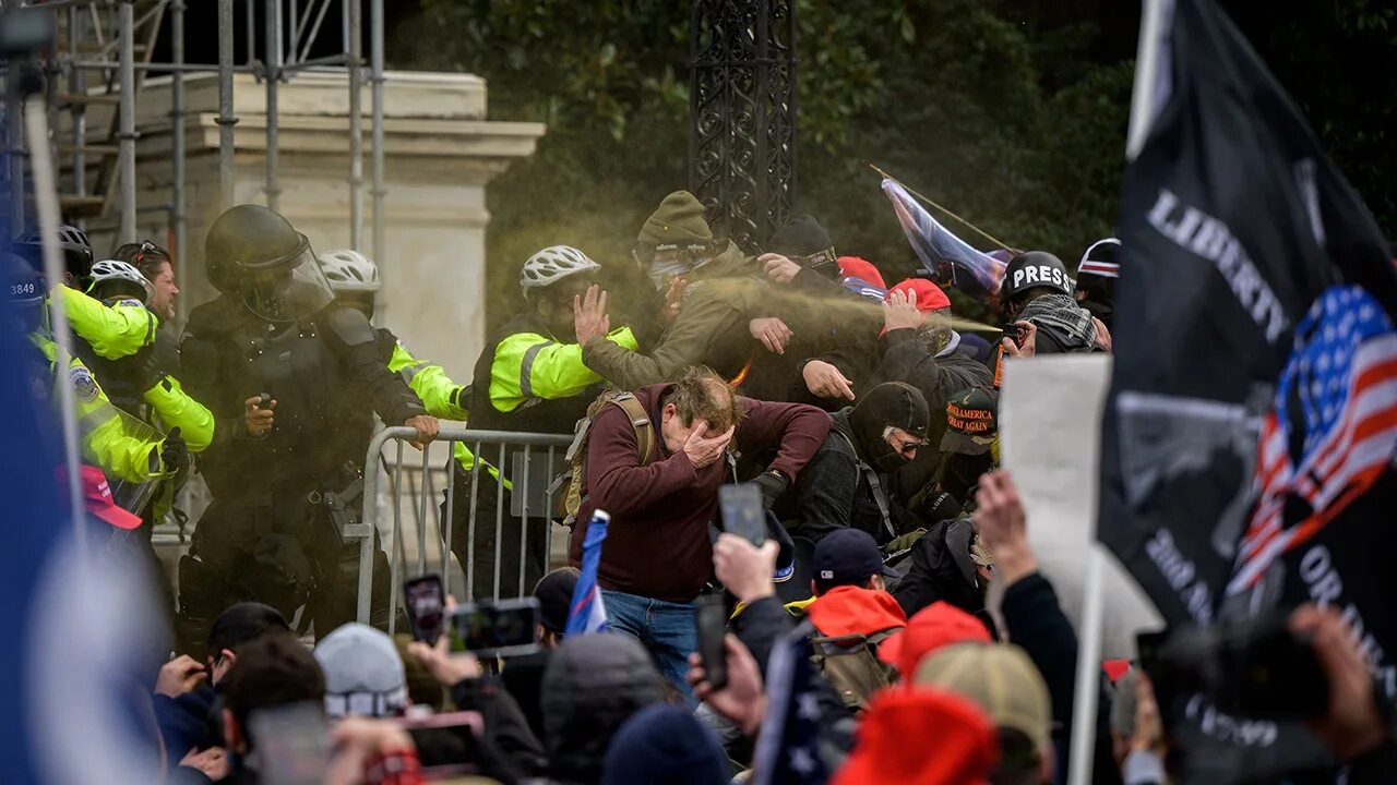 Диктатура в сша. Штурм капитолия 6 января 2021. События в сша причина. Штурм капитолия в вашингтоне 2021. Беспорядки в вашингтоне 2021.
