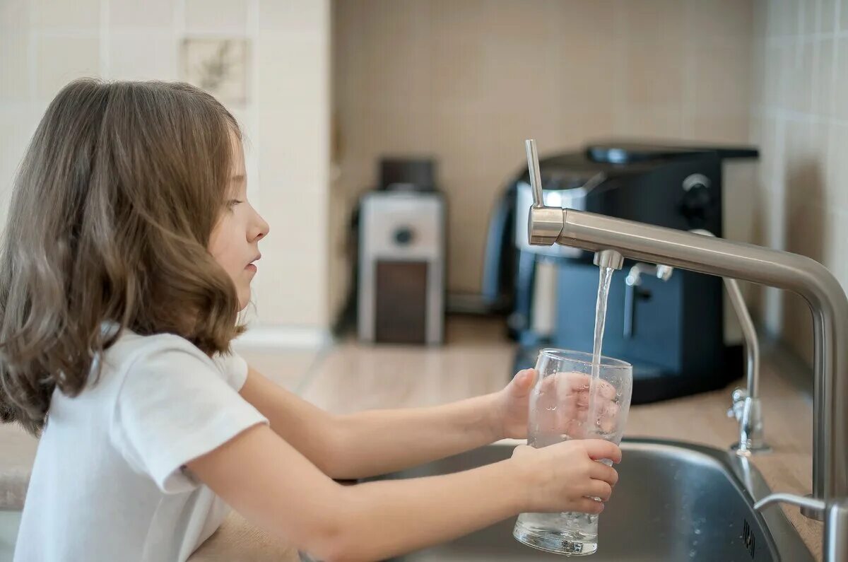 Качество подаваемой воды. Семья пьет воду. Набирает воду. Человек пьёт воду на кухне. Ребенок пьет воду из под крана.