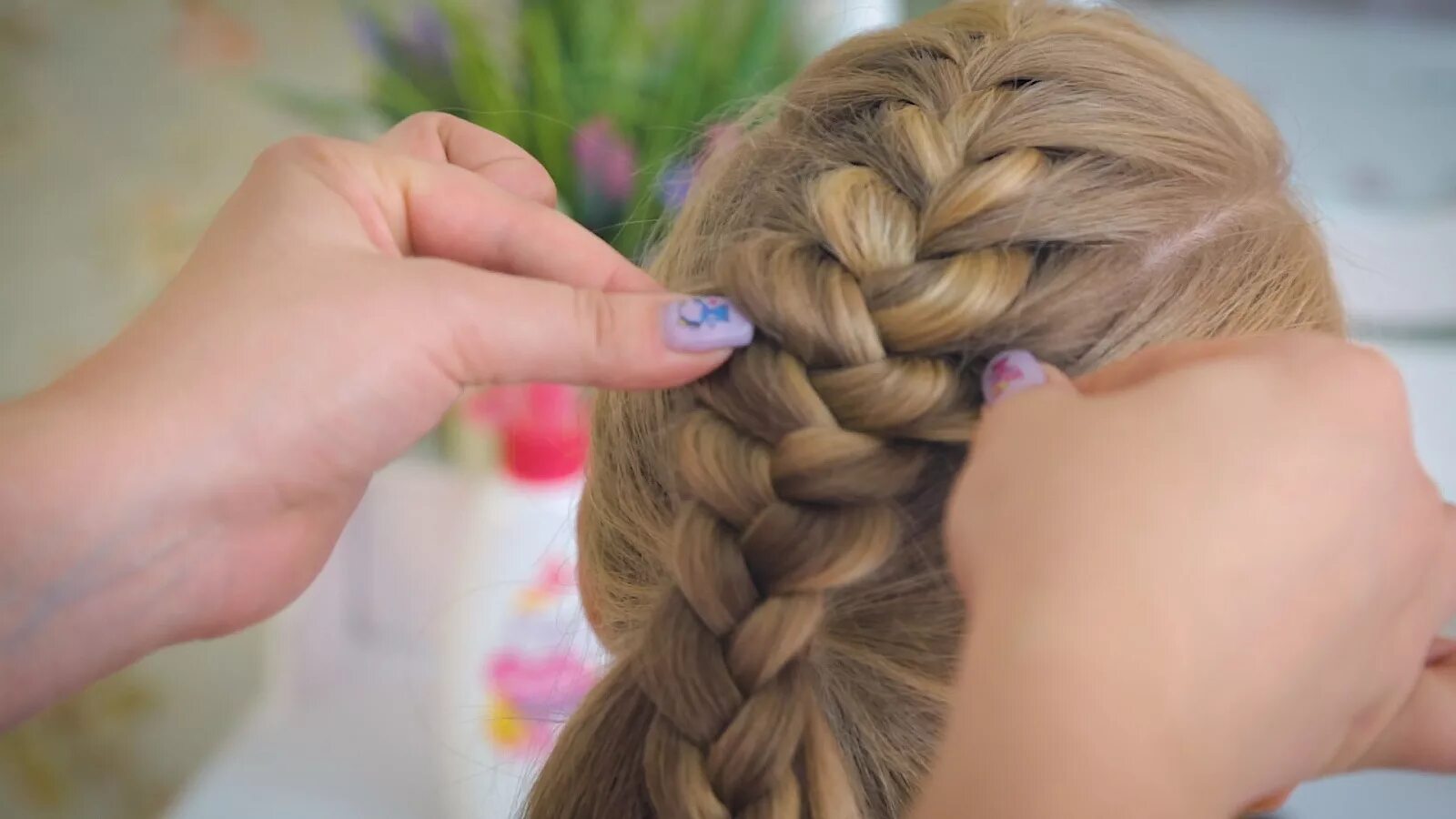 Прически с плетением для девочек. Колосок прическа для девочки. Плетение кос для девочек. Плетение волос для девочек.