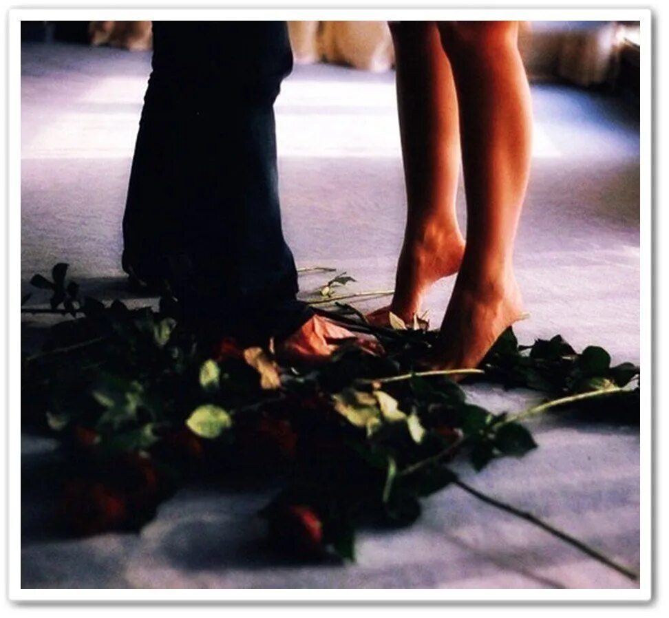 Ноги и цветы. Цветы к ногам женщины. Розы у ног женщины. Ноги мужчины и женщины в цветах. Мужской поступок для девушки