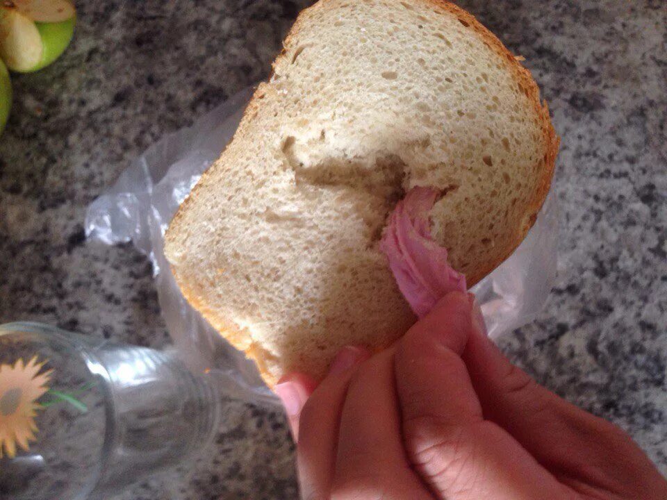Посторонние предметы в хлебе. Батон хлеба. Находки в хлебе. В хлебе попался.