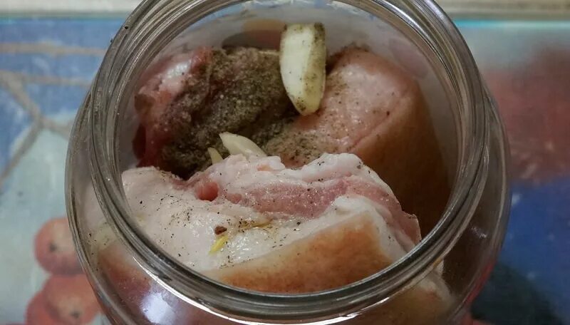 Сало в рассоле в банке. Консервирование сала в банках. Сало в рассоле. Сало в рассоле горячим. Соленое сало вкусное.