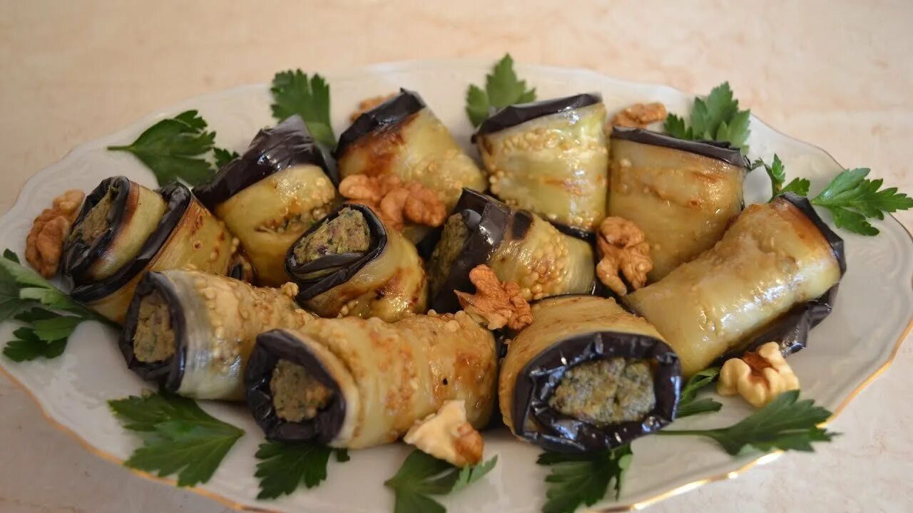 Рецепт баклажанов рулетиками с орехами. Баклажаны с грецкими орехами по-грузински. рулетики из баклажанов с грецкими орехами по-грузински. рулетики из баклажанов с грецкими орехами. баклажановые рулетики с грецкими орехами.