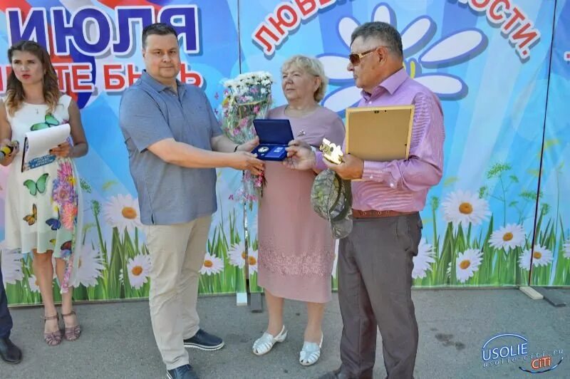 Семейный усолье. Почетная семья иркутской области. Семейный усолье. Семейный фестиваль. День семьи праздник красноярск фото.