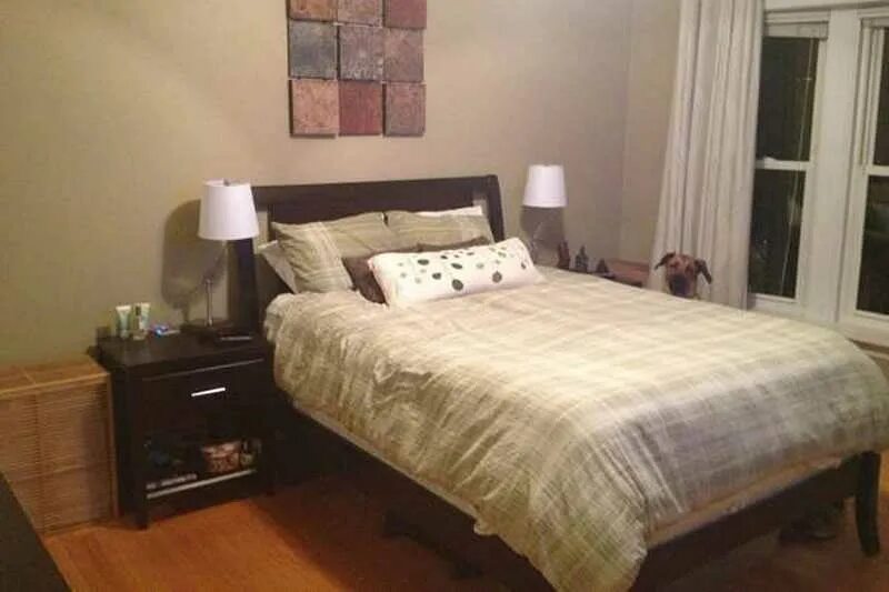 Кровать большая обычная. Двуспальная кровать в однушку. Спальня обычная. Кровать в комнате обычная. Спальня обычная.