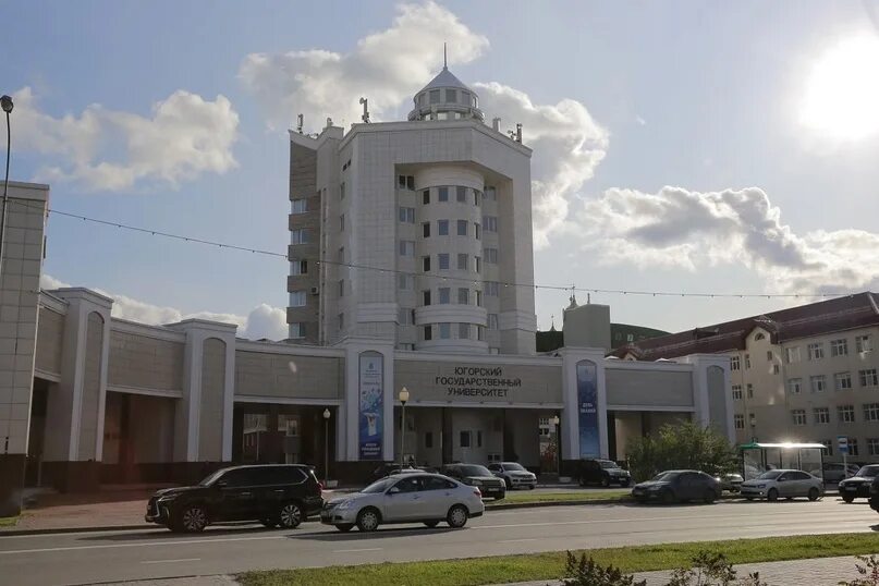 Югу ханты мансийска. Югорский государственный университет здание. Ханты мансийск государственный университет. Ханты-мансийск улица чехова 16 югорский государственный университет. Югу ханты-мансийск.
