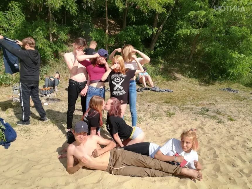 Пьяные валяются на природе. Пьяные девушки на природе. Девичьи забавы. Пьяные девушки на траве. Русскую пьяную на природе.