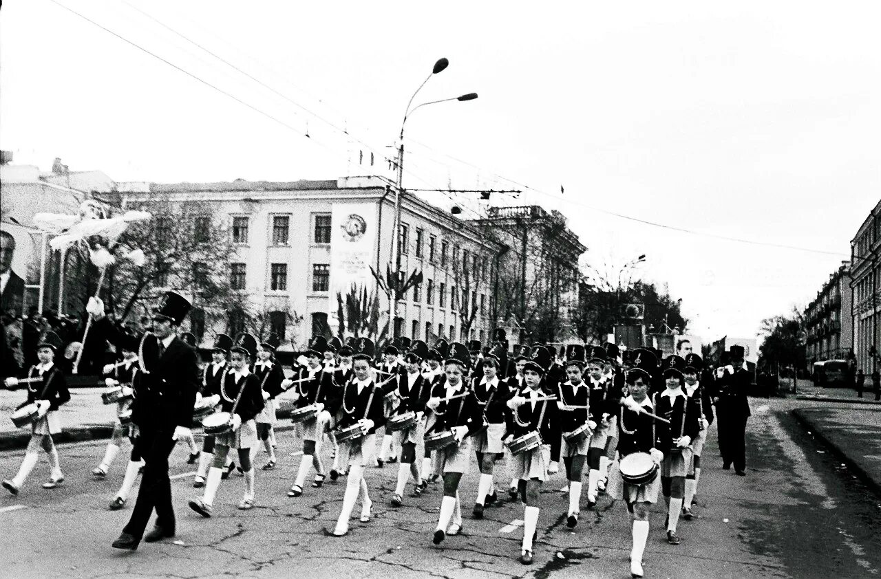 Первомайский парад 1977. Парад 1 мая СССР. Парад 1980. Первомайская демонстрация в СССР. 1 мая 1988
