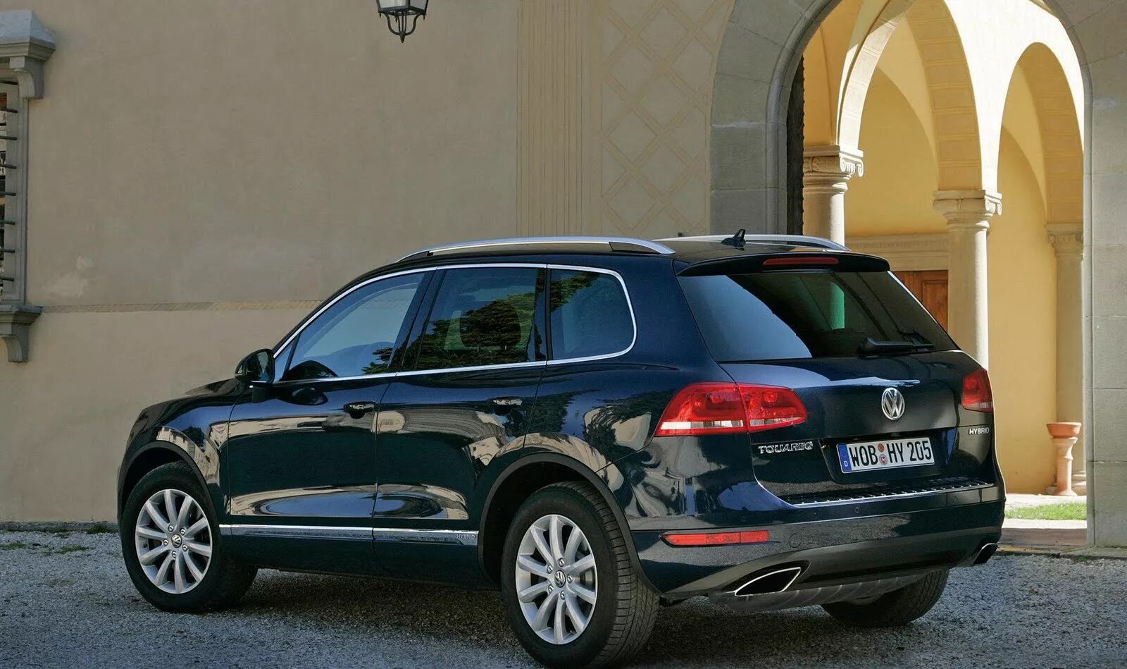 Volkswagen touareg 2011. Фольксваген Туарег 2010. VW Touareg 2011. Кроссовер Фольксваген Туарег. Фольксваген Туарег гибрид.