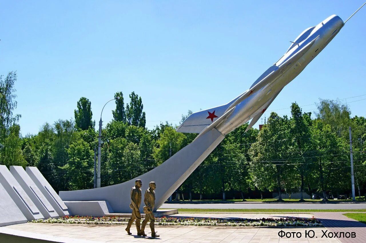 Липецк площадь города. Памятник лётчикам в Липецке. Главная достопримечательность города Липецка. Памятник героям авиаторам в Липецке. Достопримечательности Липецка самолет.