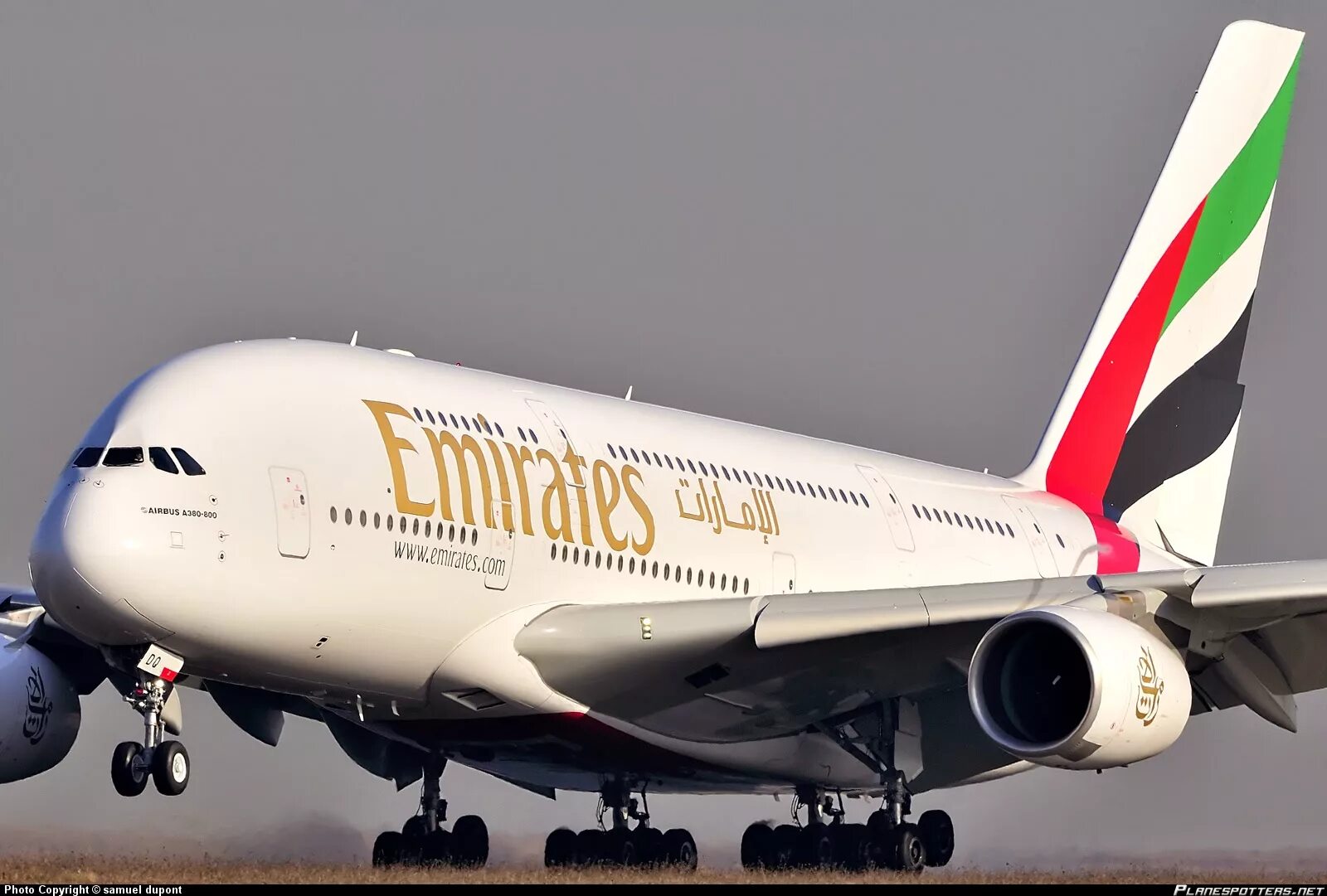 Значение слова аэробус. Airbus a380 Emirates. Аэробус а380 Emirates. Emirates Airlines Airbus a380-800. Аэрбас 380-880.