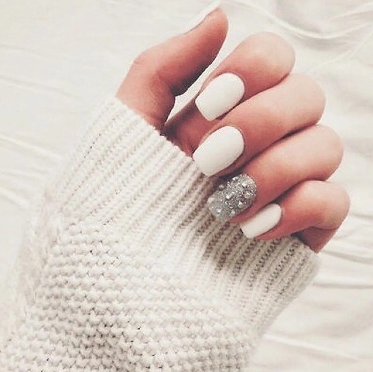 белый вязаный маникюр. маникюр в белом цвете. маникюр с белым пальцем. накладные ногти. белый маникюр с блемтяшкамт.