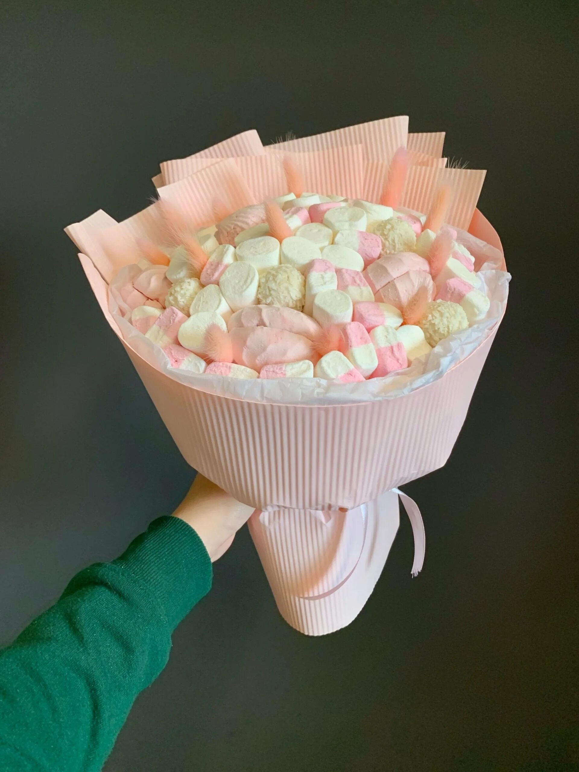 Букеты с зефира и маршмеллоу. Зефирно мармеладный букет. Сладкий букет с маршмеллоу. Букет из зефирок. Букет из зефирок.