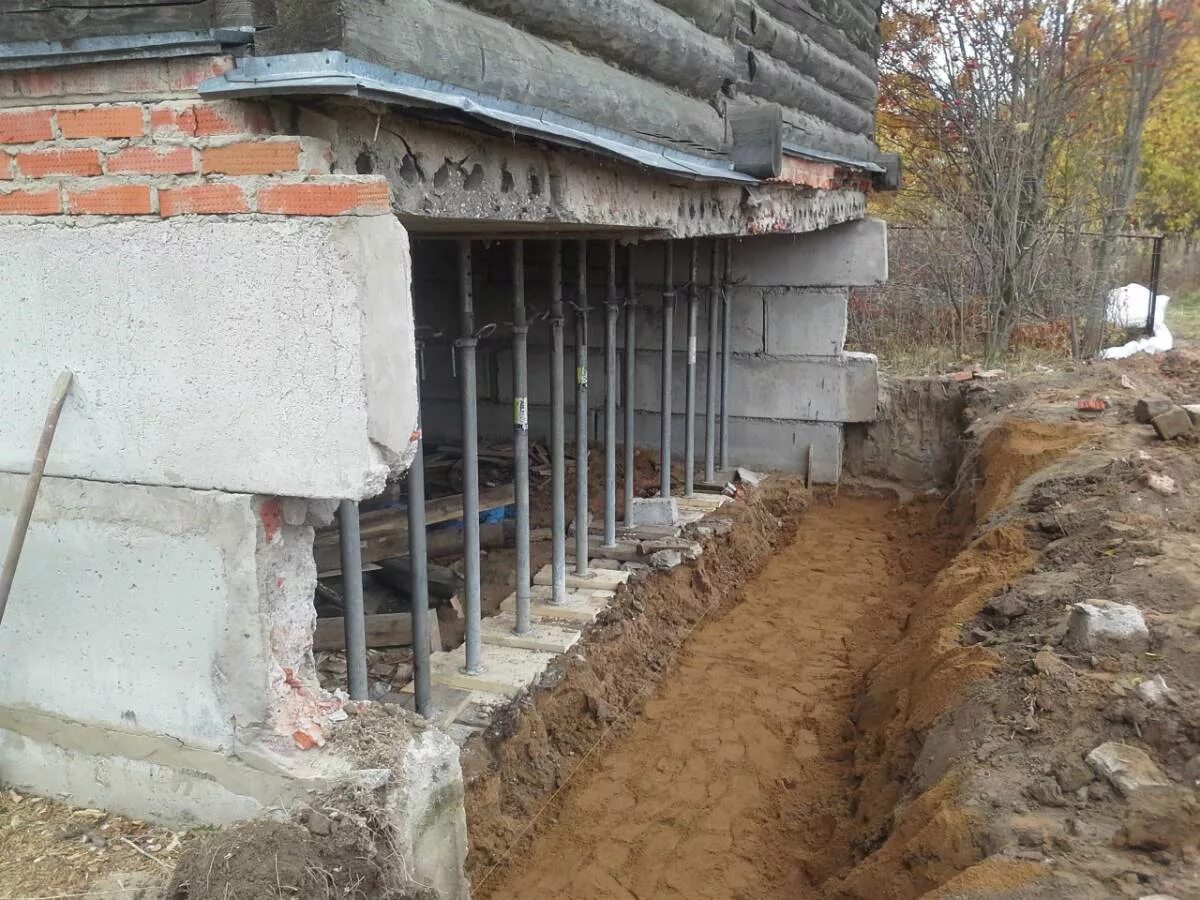 Усиление фундамента дома. Старый фундамент. усиление фундамента старого дома. просел фундамент. фундамент старинных зданий.