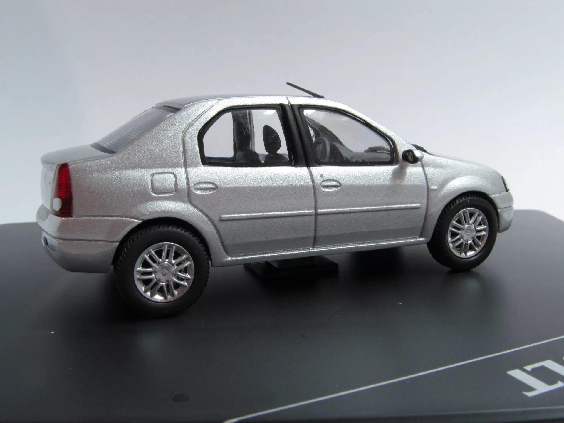 Дилера модель. Renault logan 1:43. рено логан 1:43. renault logan prestige 2006. рено логан 1 43 модель.