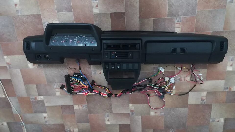 Панель 21214. Панель 21214. Торпеда нива 21214. Торпедо ваз 21214. Панель приборов lada 4x4 comfort.